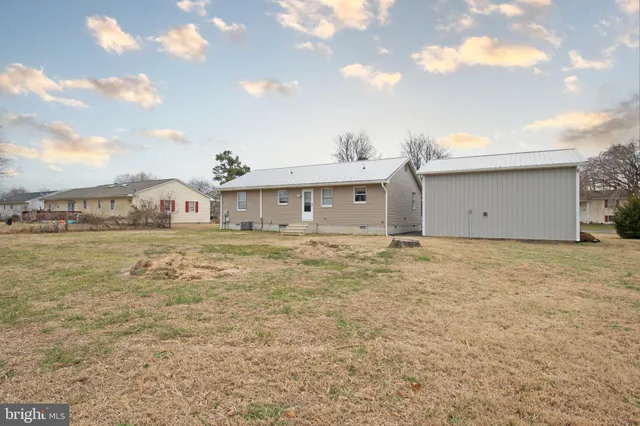 a view of a house with a backyard