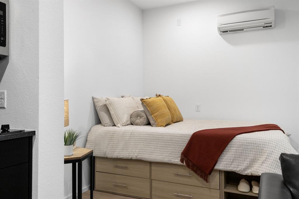 596 West 9th Street, Unit 325 Dallas, TX 75208 - Photo 17 of 25 a bedroom with a bed and couch