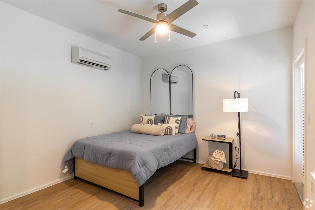 596 West 9th Street, Unit 325 Dallas, TX 75208 - Photo 18 of 25 a bedroom with bed and a window