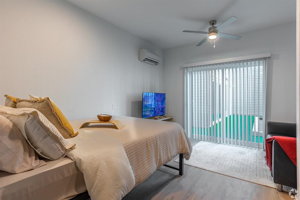 596 West 9th Street, Unit 325 Dallas, TX 75208 - Photo 20 of 25 a bedroom with a bed and a window