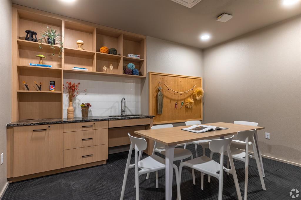 596 West 9th Street, Unit 325 Dallas, TX 75208 - Photo 8 of 25 a dining room with a table and chairs