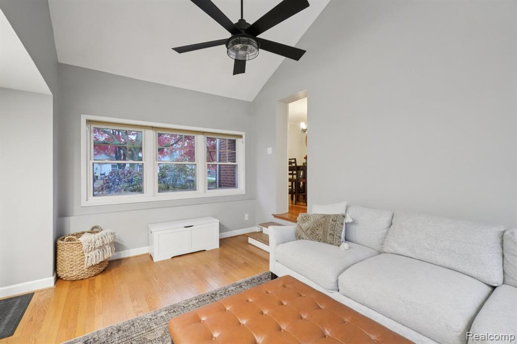1039 Hawthorne Road Grosse Pointe Woods, MI 48236 - Photo 10 of 63