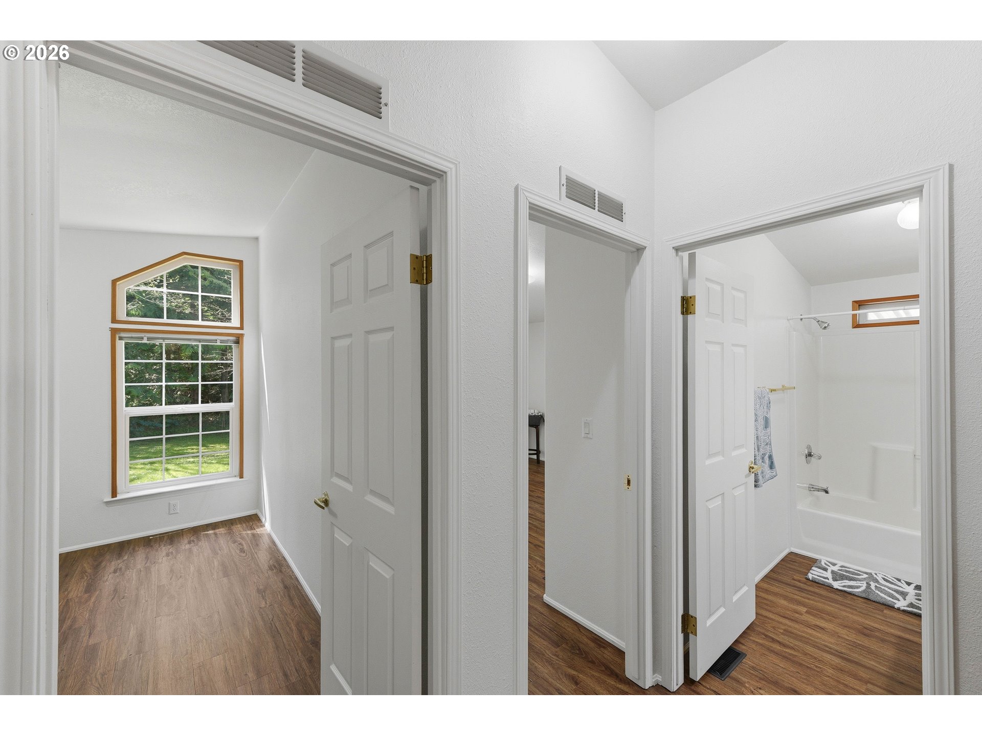 93608 Easy Lane Coos Bay, OR 97420 - Photo 20 of 44 Hallway