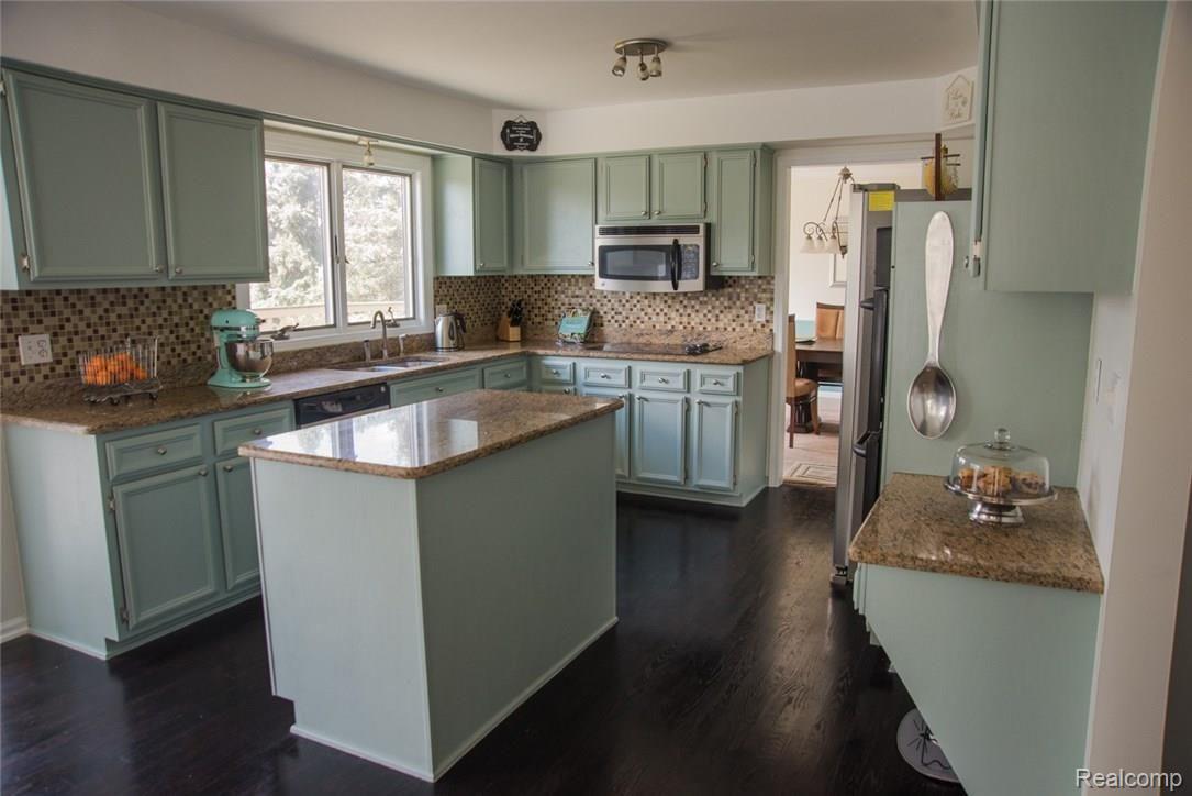 1973 North Kilburn Road Rochester, MI 48306 - Photo 9 of 28 15.jpg