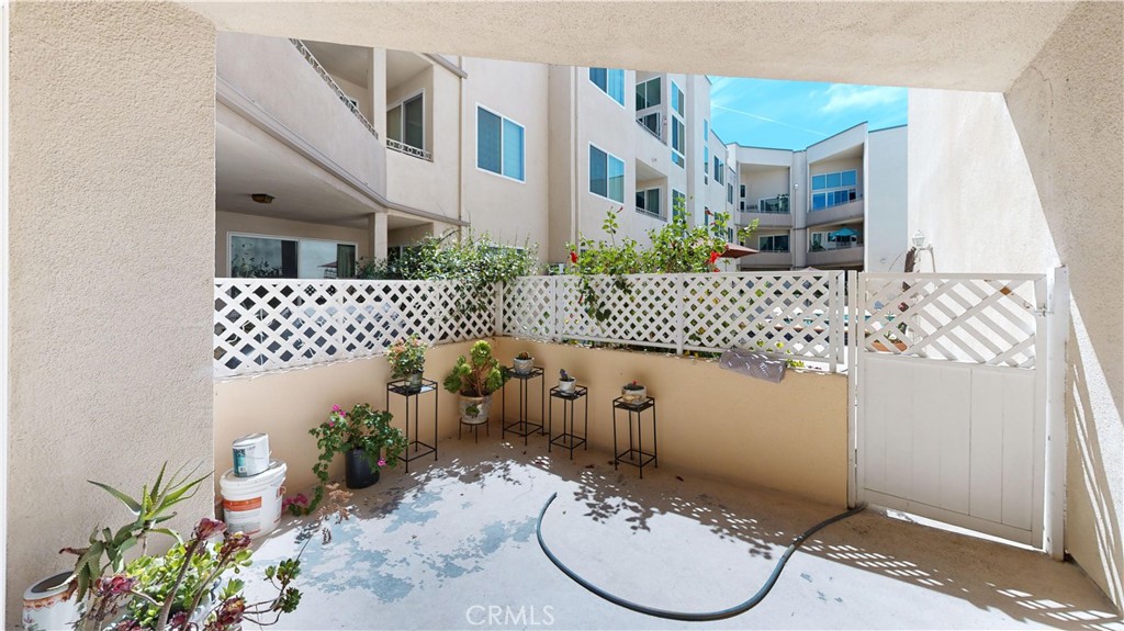 14569 Benefit Street, Unit 102 Sherman Oaks, CA 91403 - Photo 20 of 24 a bathroom with a sink toilet and mirror