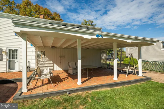 a view of sitting area with chairs