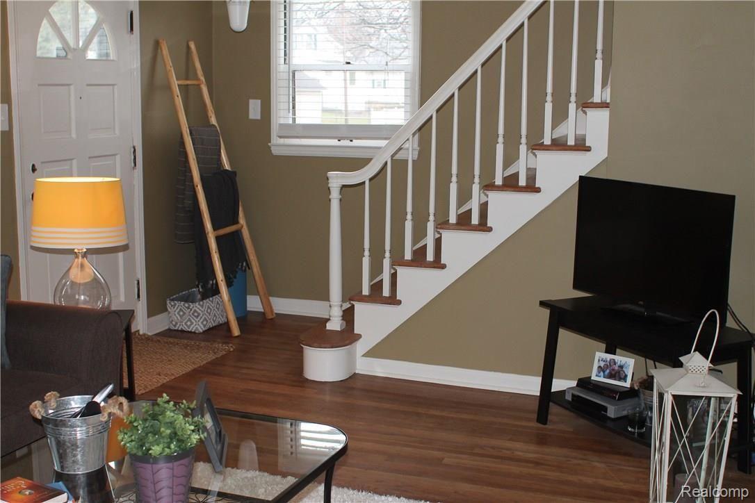 322 Gregory Howell, MI 48843 - Photo 18 of 28 LIVING ROOM