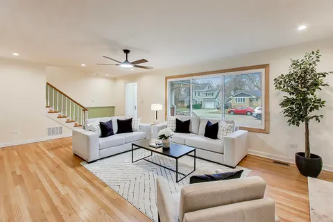 $450,000 | 403 Dalton Avenue, Mundelein, IL 60060