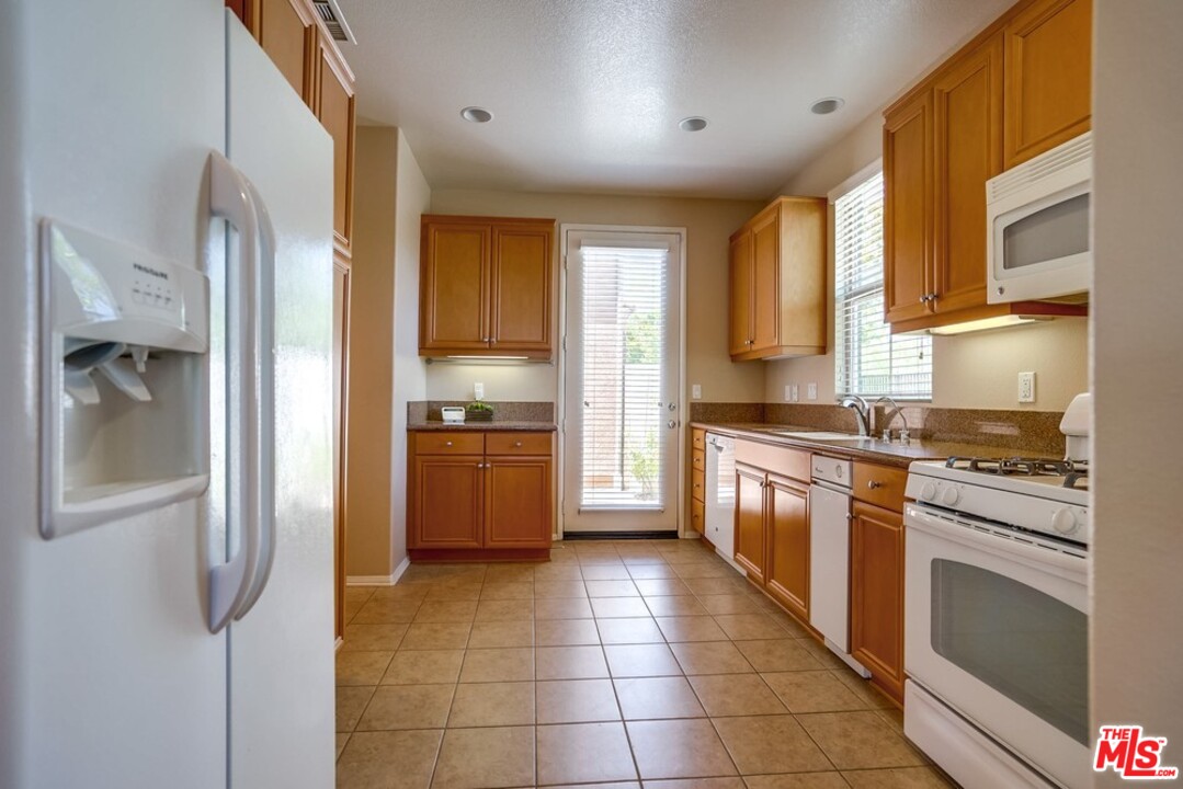 20101 Pienza Lane Porter Ranch, CA 91326 - Photo 14 of 52 Gallery Image 14