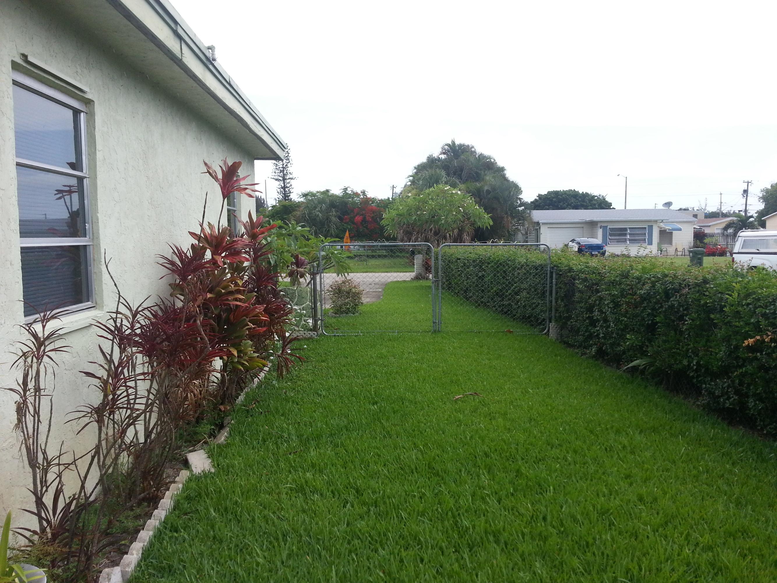 2922 Seminole Road Palm Springs, FL 33406 - Photo 10 of 18 east side of house