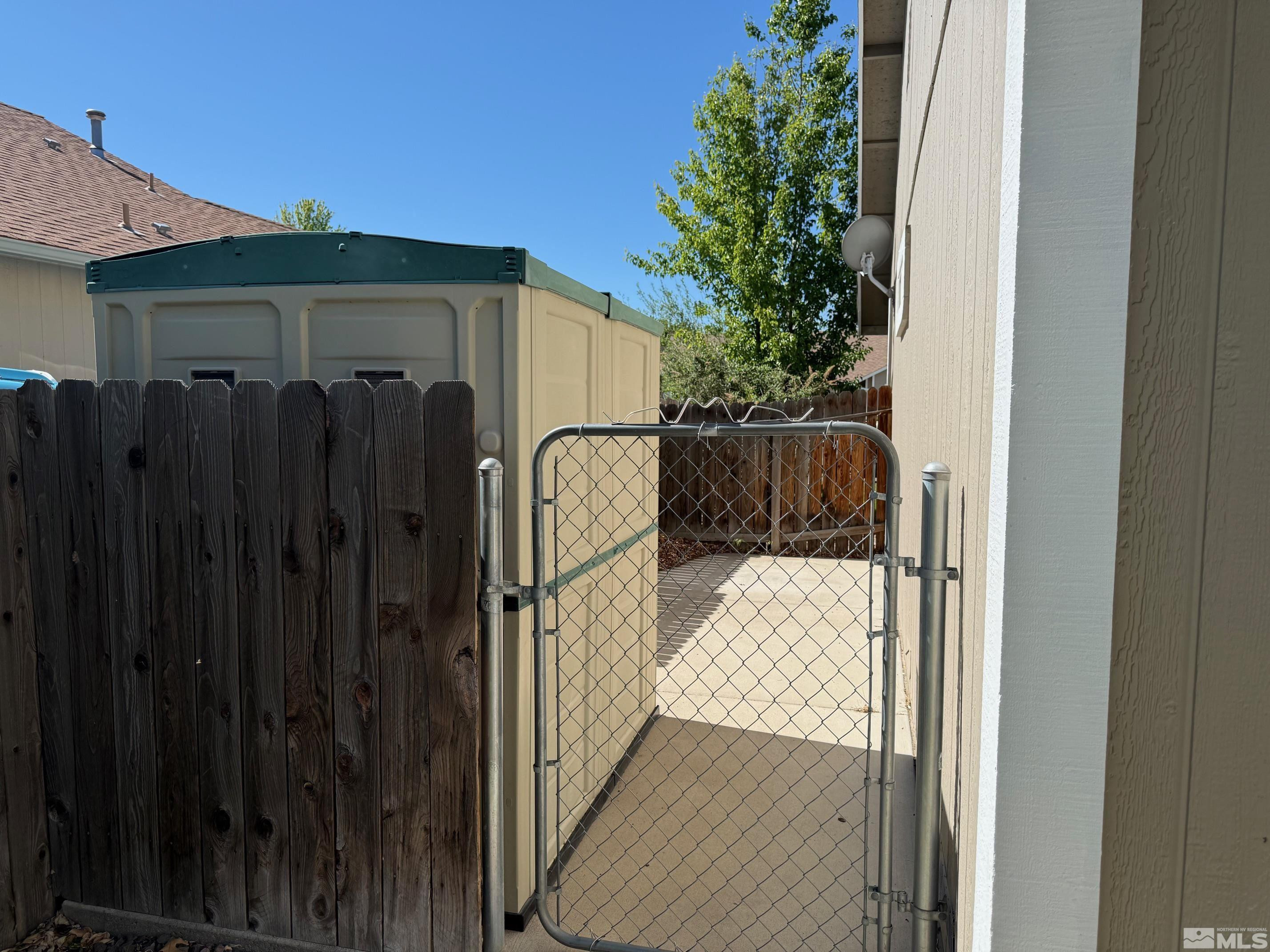 980 Sunview Drive Carson City, NV 89705 - Photo 22 of 27 a backyard of a house