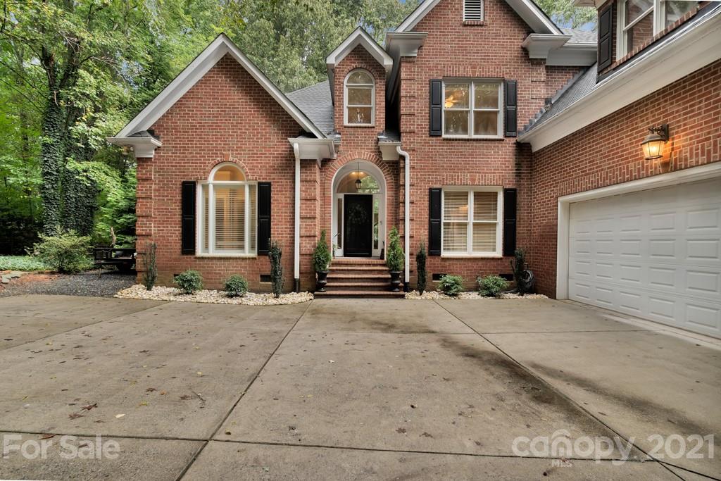 833 Amanda Drive Matthews, NC 28104 - Photo 5 of 48 a front view of a house with a yard