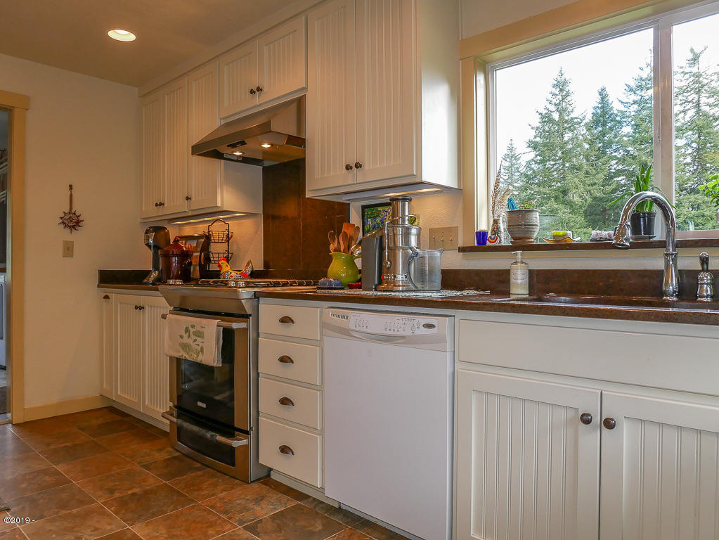 4109 Logsden Road Siletz, OR 97380 - Photo 7 of 40 Kitchen