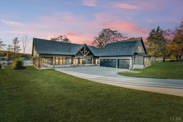 a view of residential houses with outdoor space