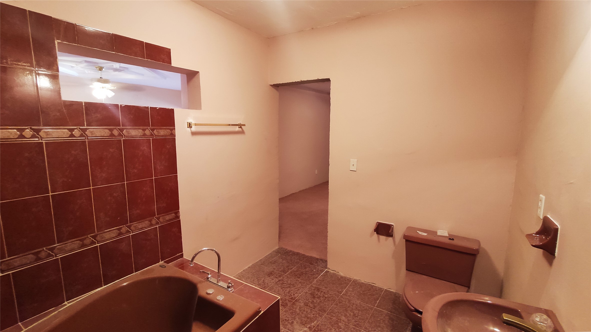 146 Calle Cuahtemoc Avenue Columbus, IN 47203 - Photo 15 of 26 a bathroom with a sink and a tub