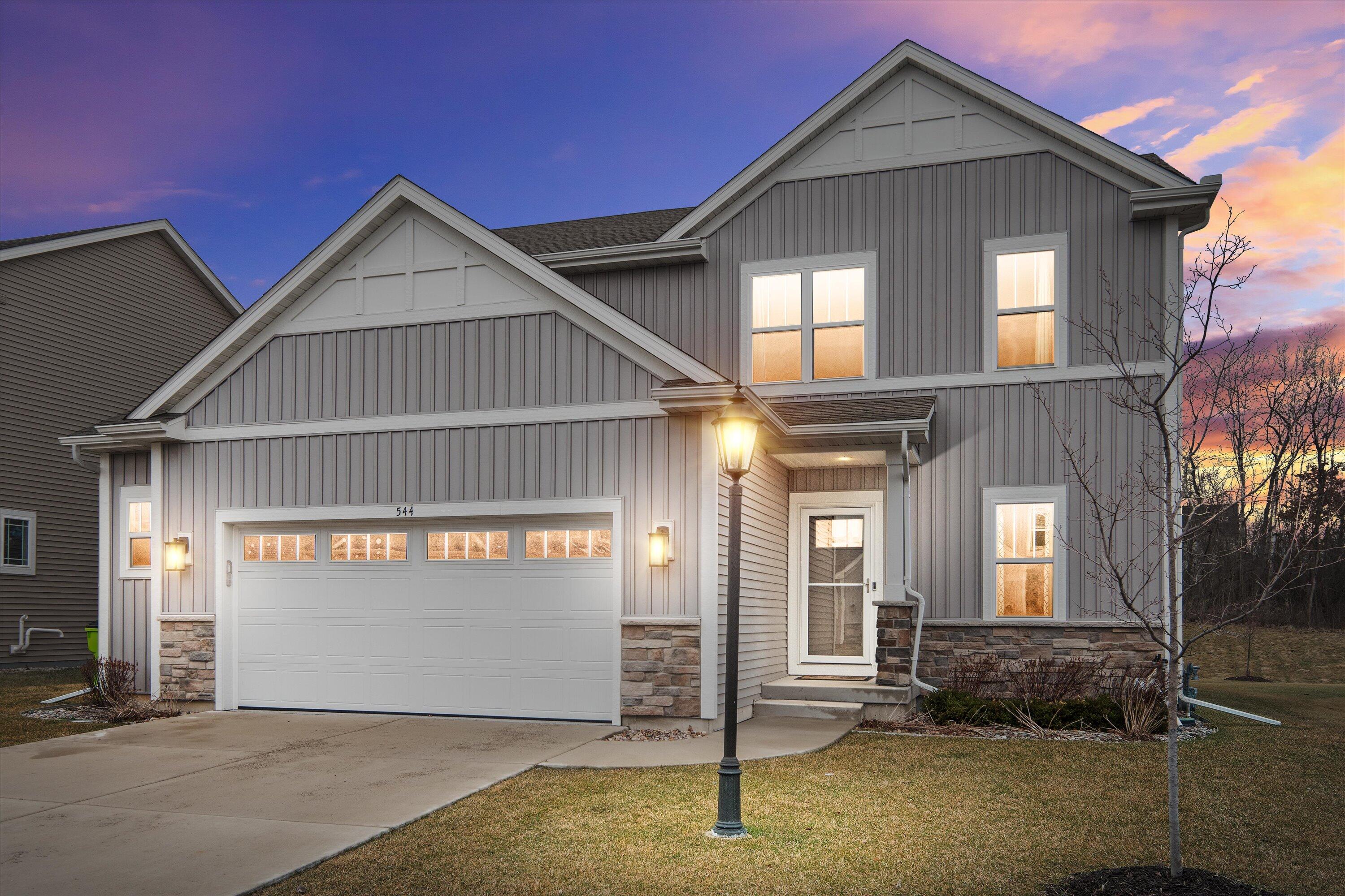 544 Wild Oak Road Hartland, WI 53029 - Photo 2 of 41 01-P2155859_dte