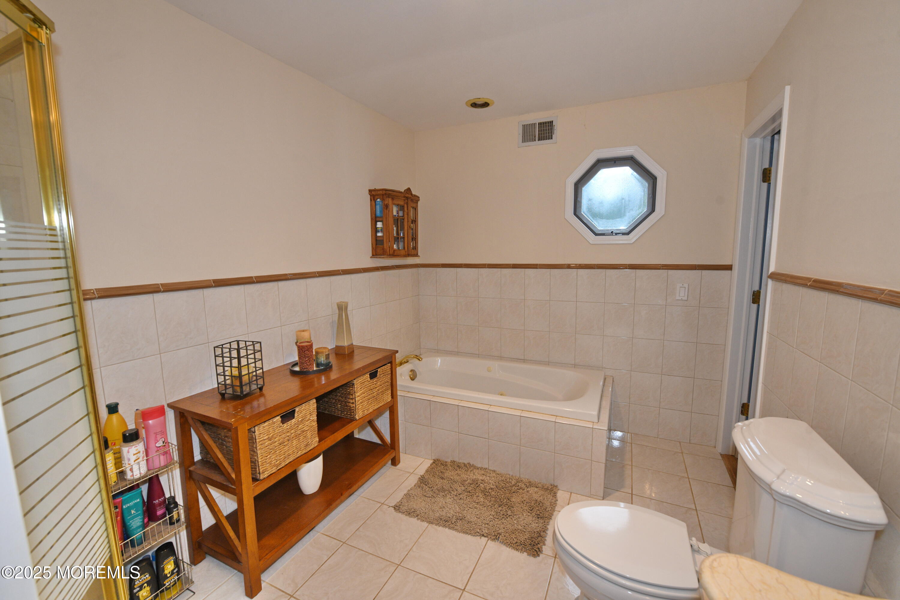 17 High Point Road Lincroft, NJ 07738 - Photo 31 of 39 a bathroom with a bathtub and toilet