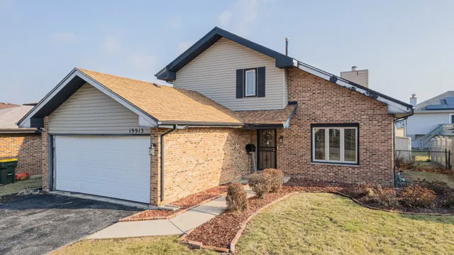 a view of backyard of the house