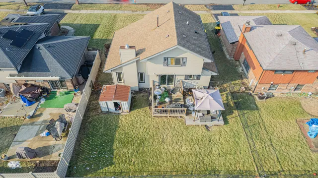 a picture of a room with black and white wall