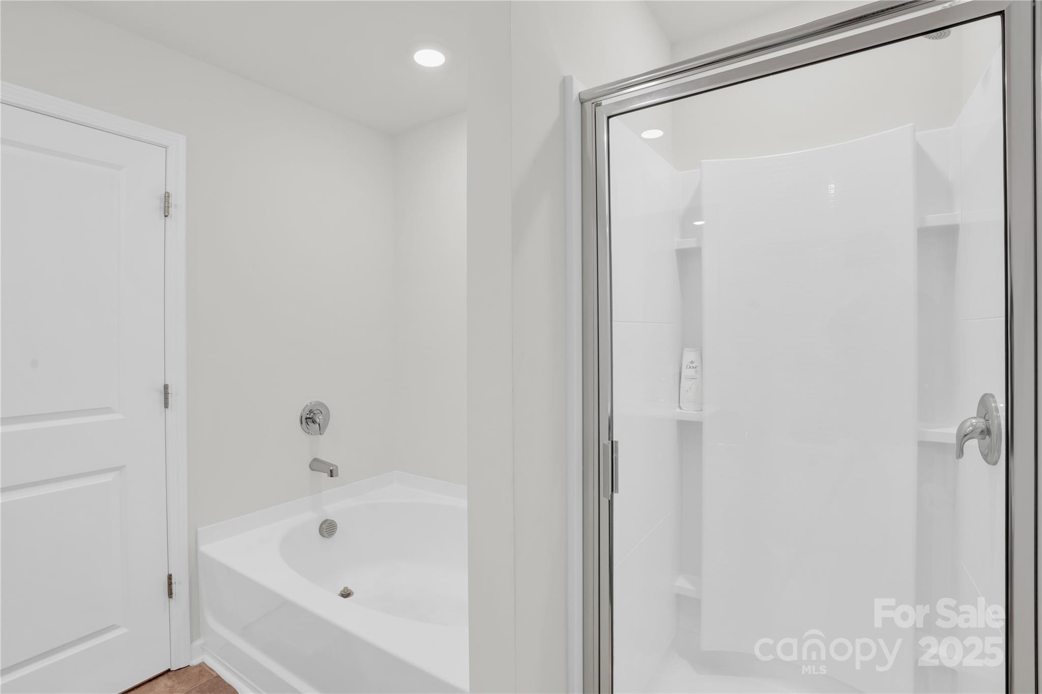4918 Traynor Road Charlotte, NC 28216 - Photo 16 of 27 a bathroom with a bathtub