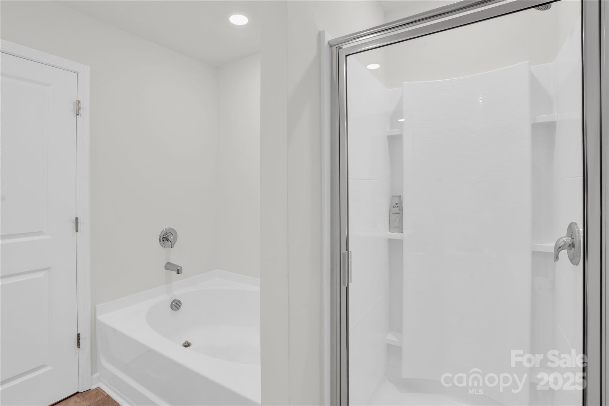 4918 Traynor Road Charlotte, NC 28216 - Photo 17 of 27 a bathroom with a bathtub