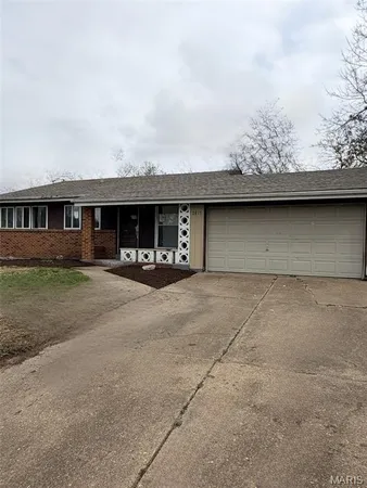 $199,900 | 2015 Avon Drive, Florissant, MO 63033