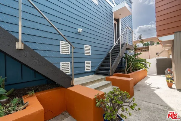 a view of an outdoor space in the house