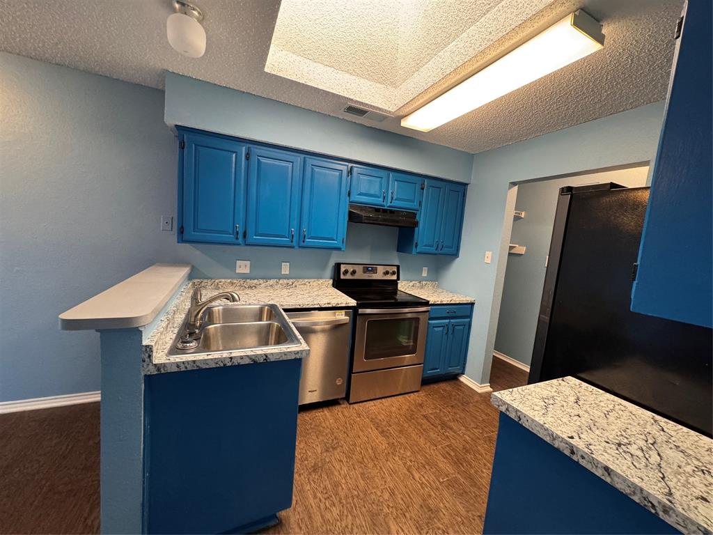 6259 Canyon Circle Fort Worth, TX 76133 - Photo 11 of 22 a kitchen with granite countertop a refrigerator stove and sink
