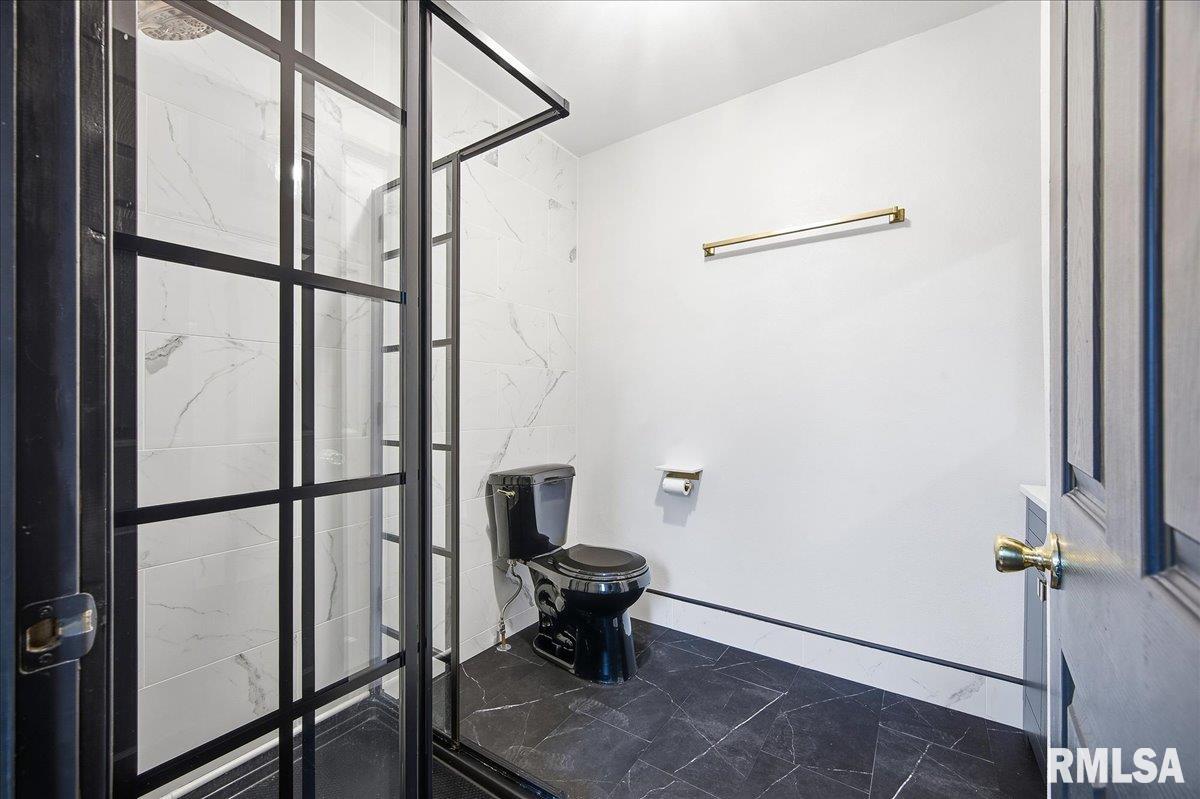 3803 North Grand Boulevard Peoria, IL 61603 - Photo 3 of 33