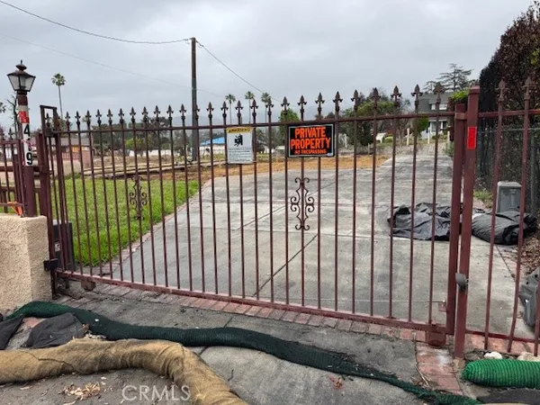 a view of a yard