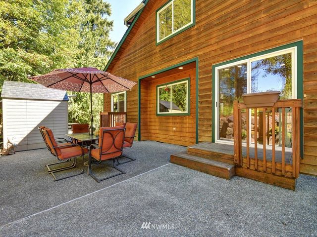 a view of a house with backyard and sitting area