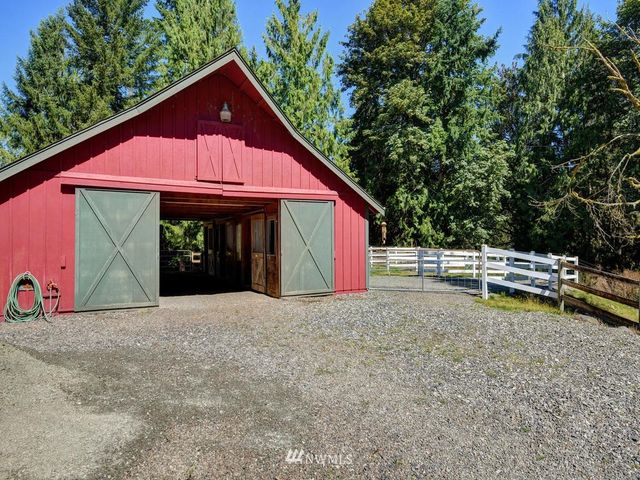 a view of a house with backyard and a tree