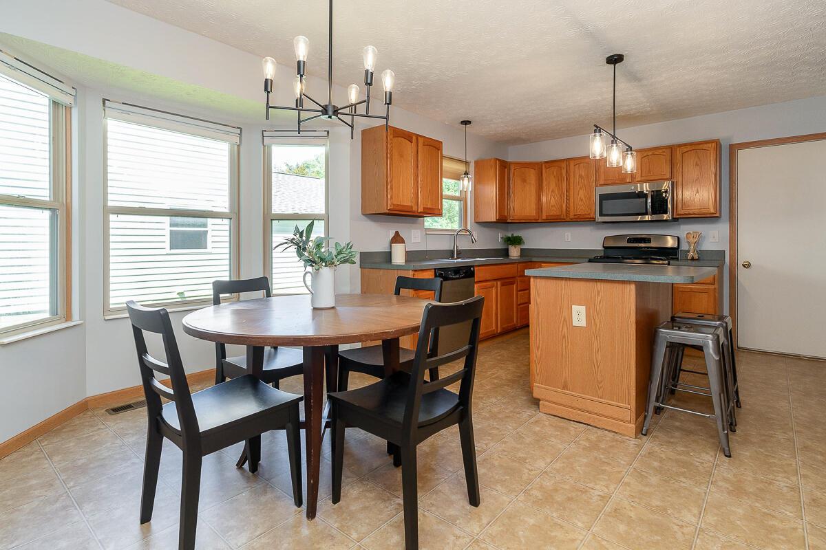 77 Beech Court Delaware, OH 43015 - Photo 10 of 34 eating area