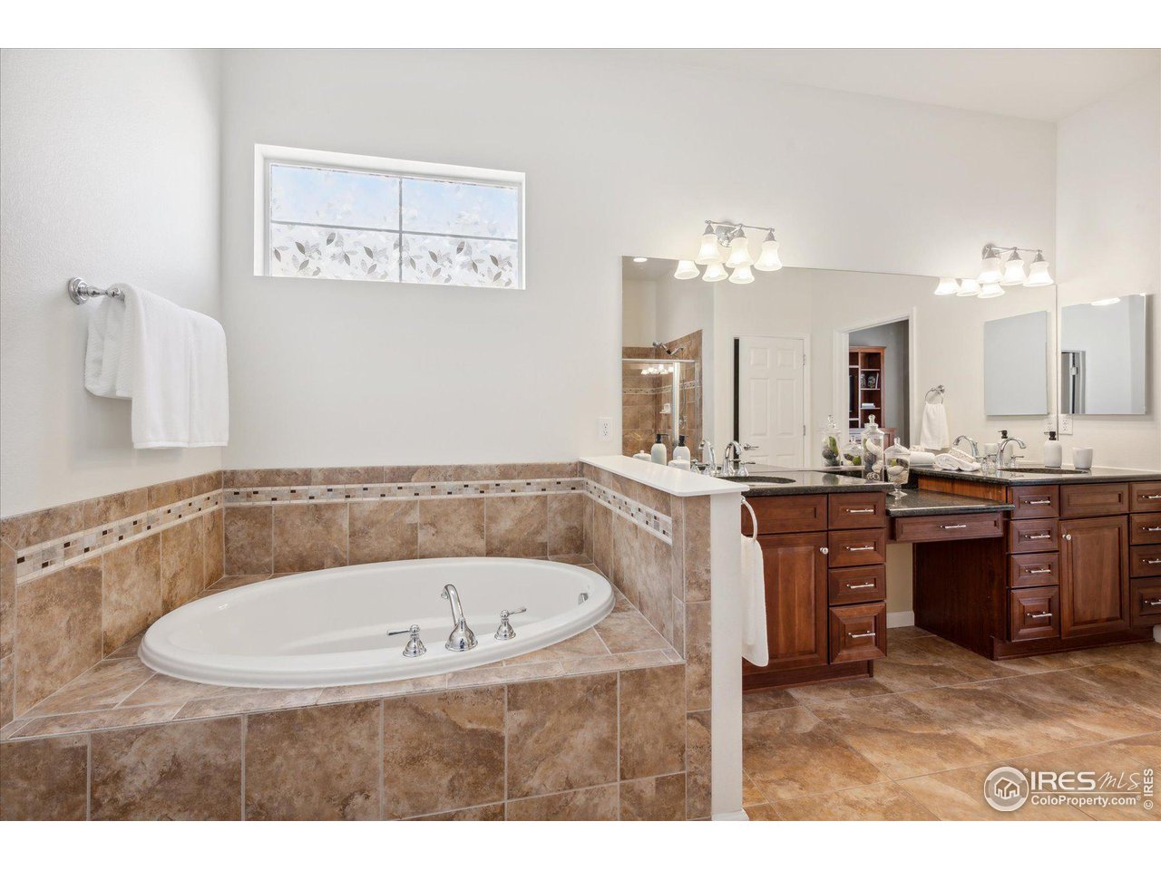 4514 Silver Mountain Loop Broomfield, CO 80023 - Photo 14 of 39 a bathroom with a tub sink and mirror