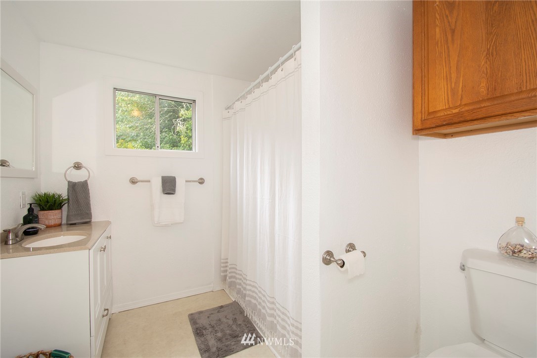 8907 Southeast Fragaria Road Olalla, WA 98359 - Photo 10 of 25 Gallery Image 10