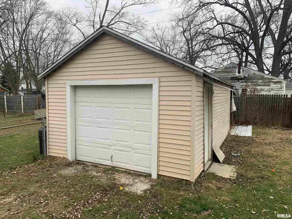 $1,199 | 803 East London Avenue, Peoria Heights, IL 61616