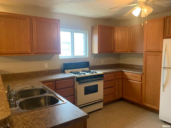 $1,199 | 803 East London Avenue, Peoria Heights, IL 61616