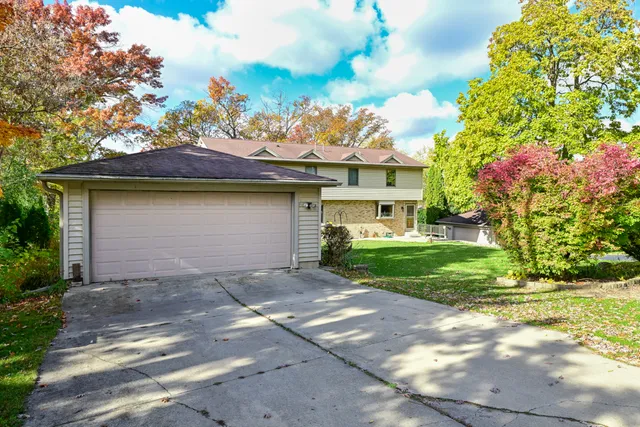 $899,000 | 5812 North River Bay Road, Waterford, WI 53185