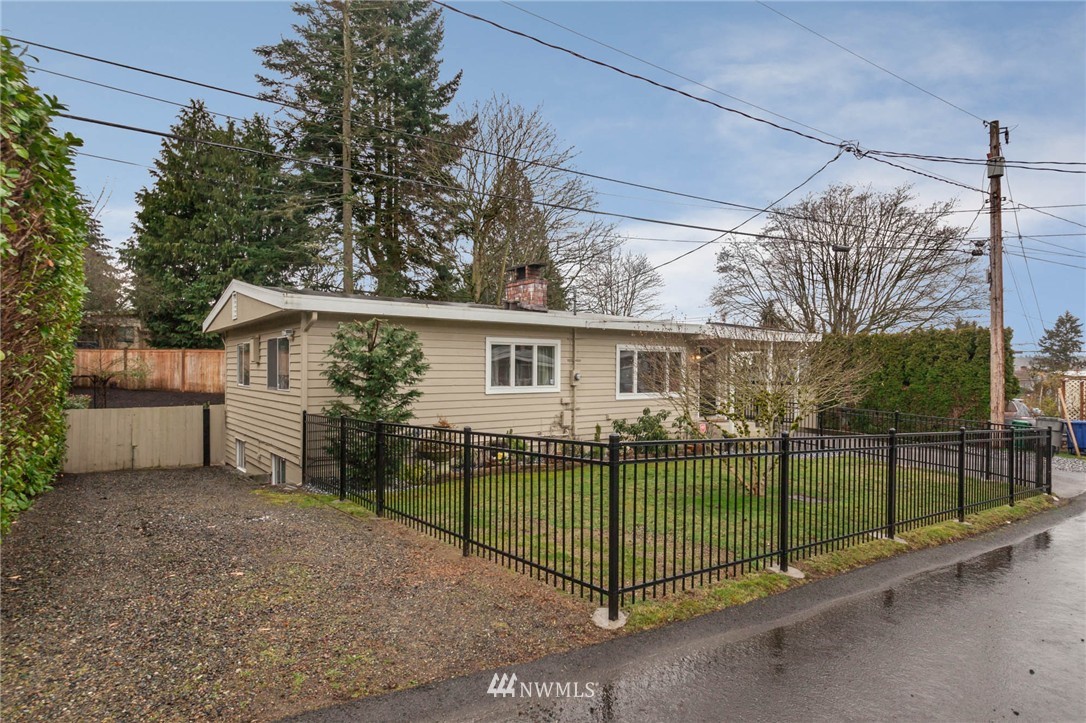 643 Ferndale Avenue Northeast Renton, WA 98056 - Photo 3 of 23
