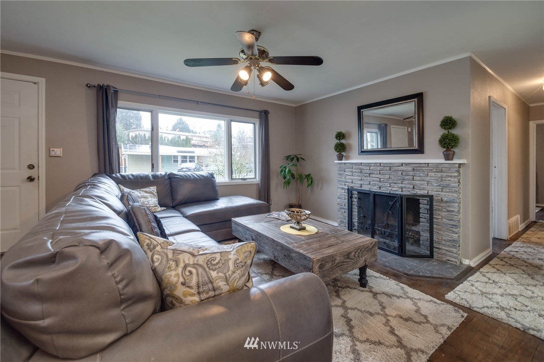 643 Ferndale Avenue Northeast Renton, WA 98056 - Photo 4 of 23