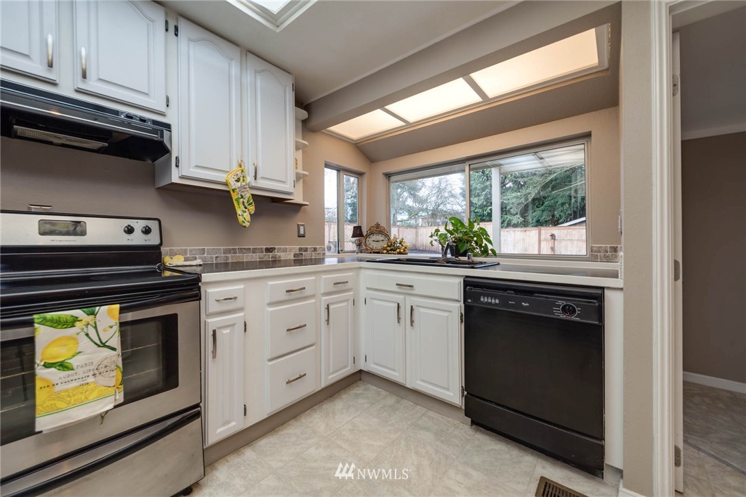 643 Ferndale Avenue Northeast Renton, WA 98056 - Photo 8 of 23