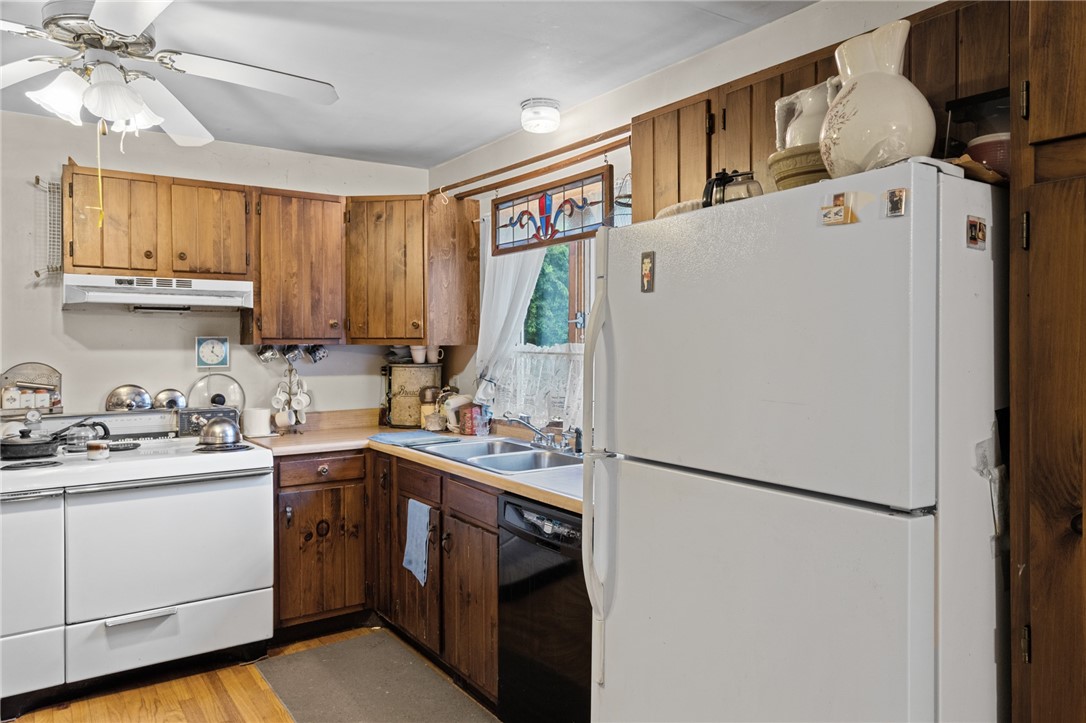 725 North Main Road Jamestown, RI 02835 - Photo 22 of 27 country kitchen