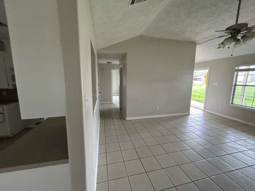 3 John Kay Road Huntsville, TX 77320 - Photo 9 of 22 an empty room with windows and closet