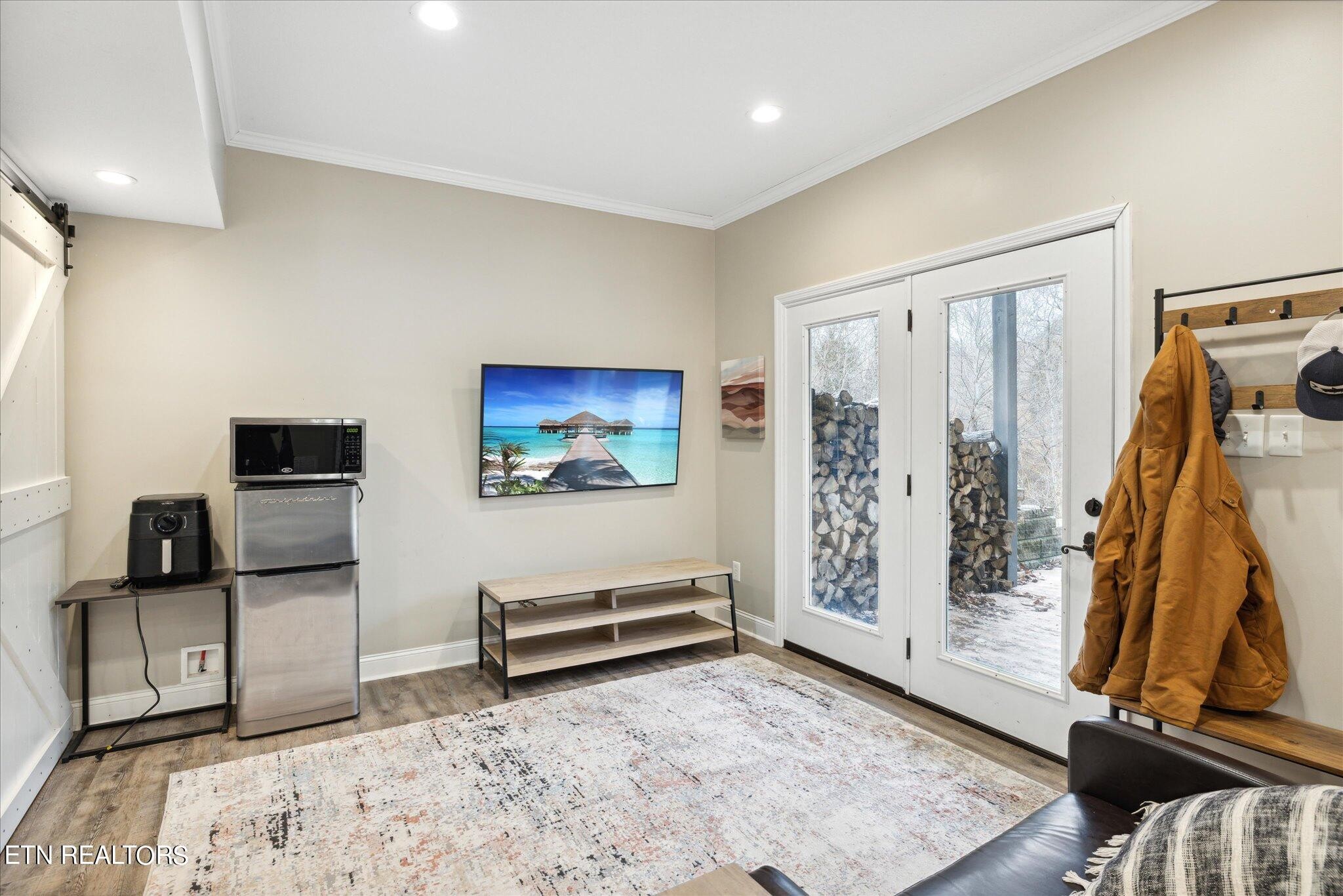 9245 Arlington Ridge Way Powell, TN 37849 - Photo 19 of 36 a view of a livingroom with furniture and a flat screen tv