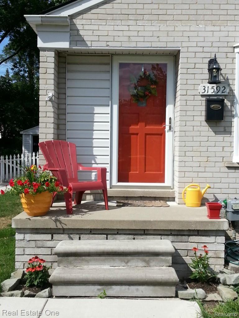 31592 Marblehead Road Farmington, MI 48336 - Photo 2 of 18 FRONT PORCH AND DOOR