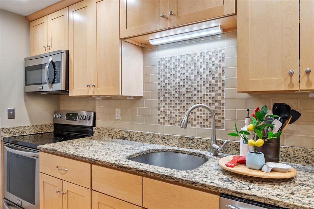 276 Albion Street, Unit 12 Wakefield, MA 01880 - Photo 5 of 38