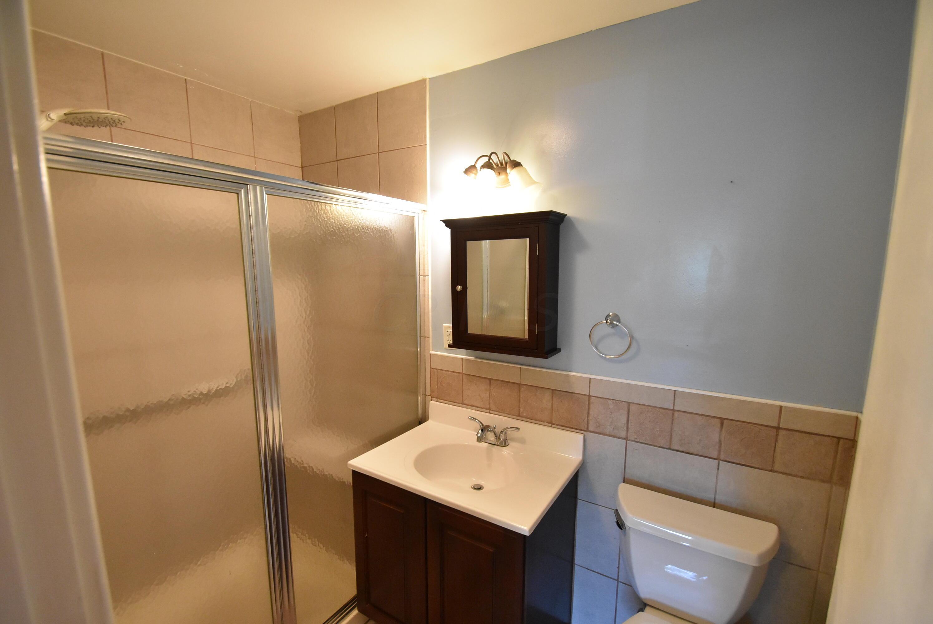 6658 Red Fox Road Reynoldsburg, OH 43068 - Photo 34 of 46 Hall Bathroom views