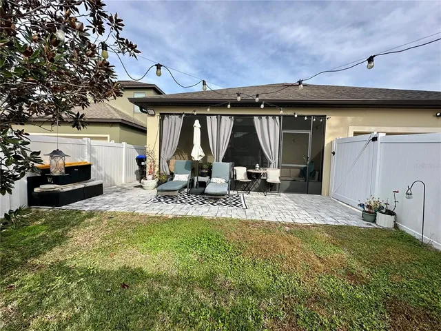 a view of a house with backyard