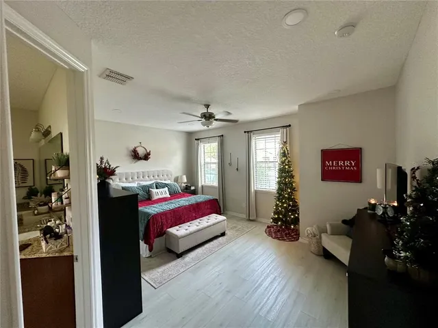 a bed room with a bed and a closet