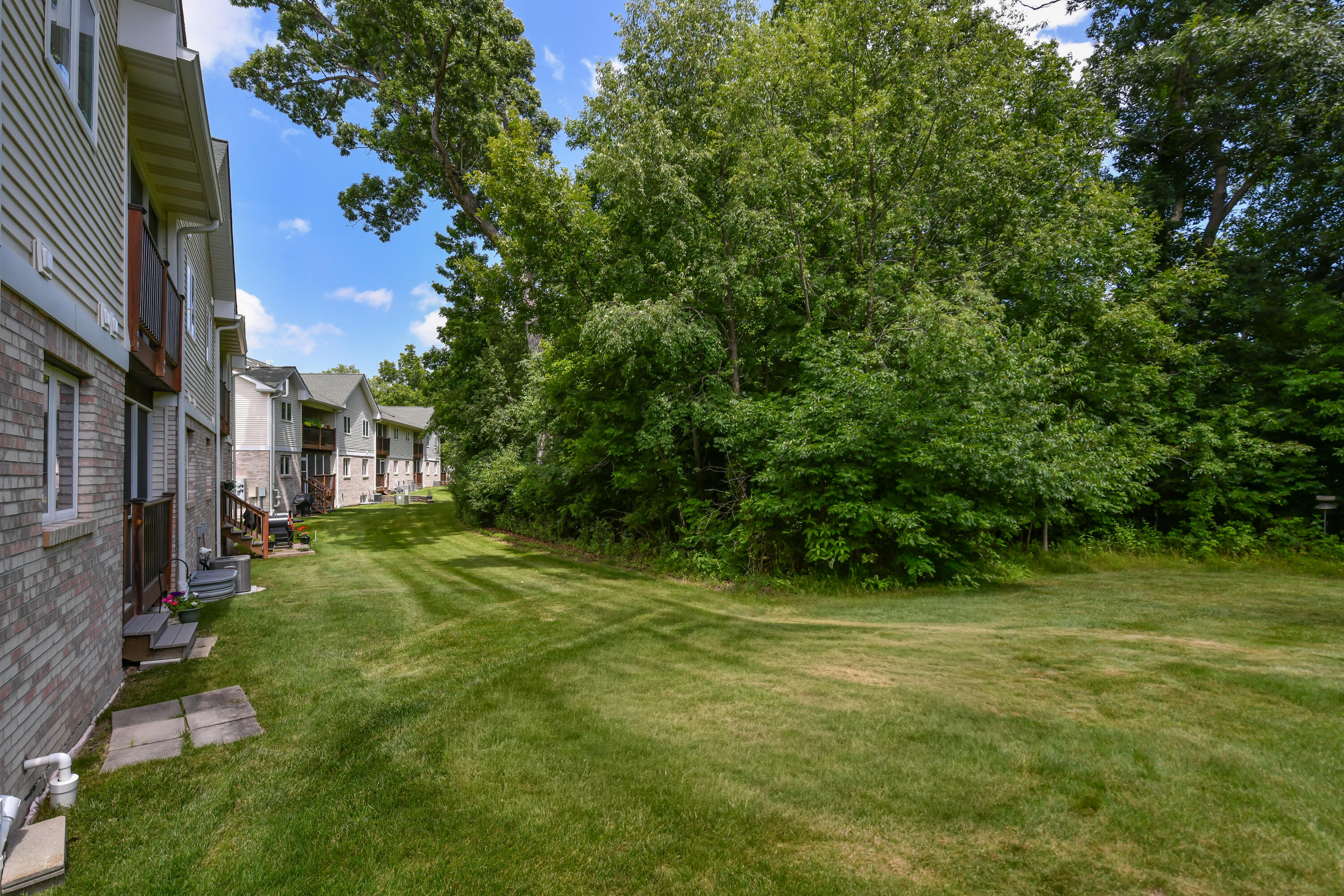 91 Potawatomi Road, Unit J4 Williams Bay, WI 53191 - Photo 21 of 33 Side View